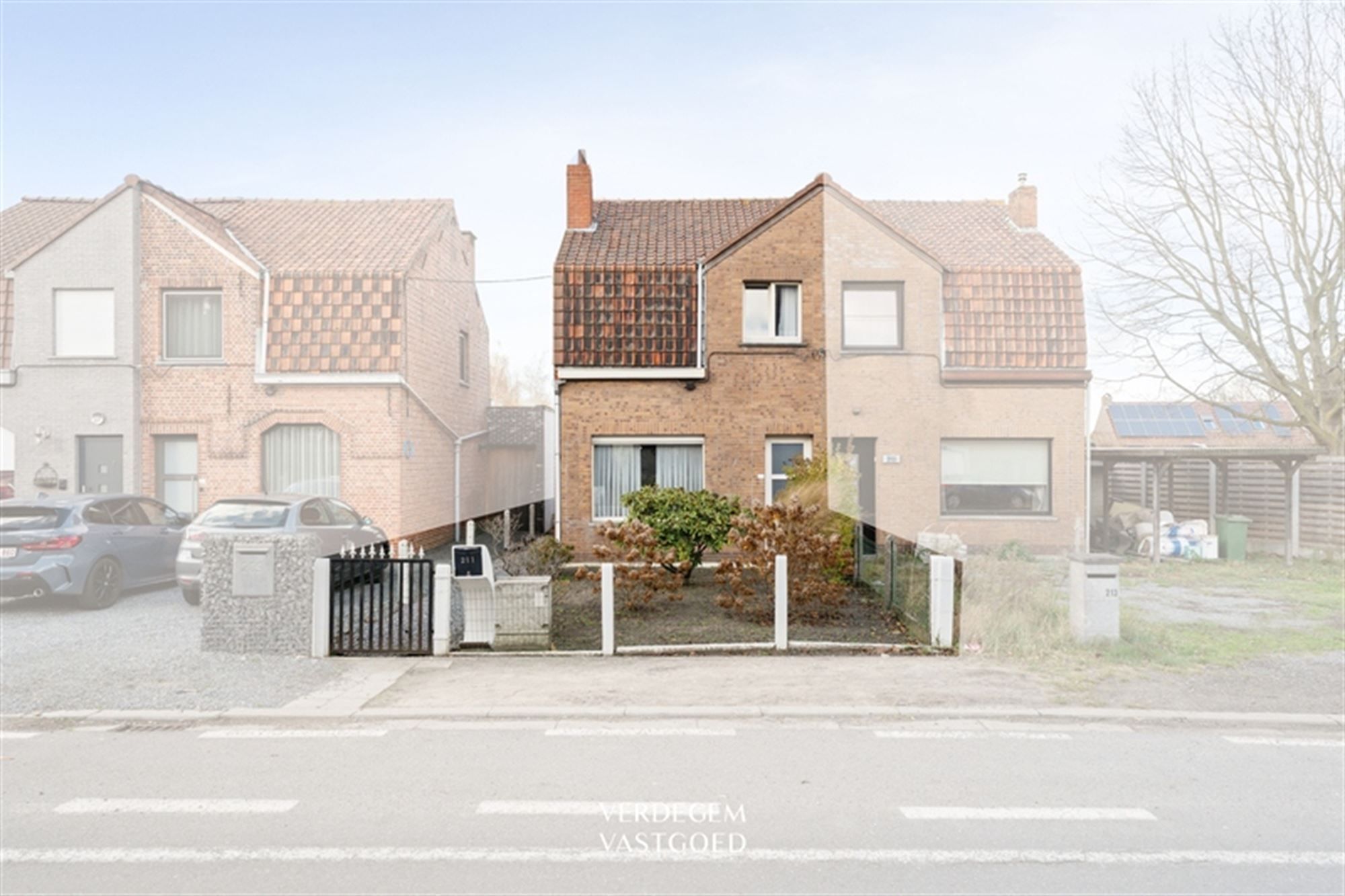 Hoofdfoto van de publicatie: Halfopen woning met 2 slaapkamers, tuin en oprit naar achterliggende garage