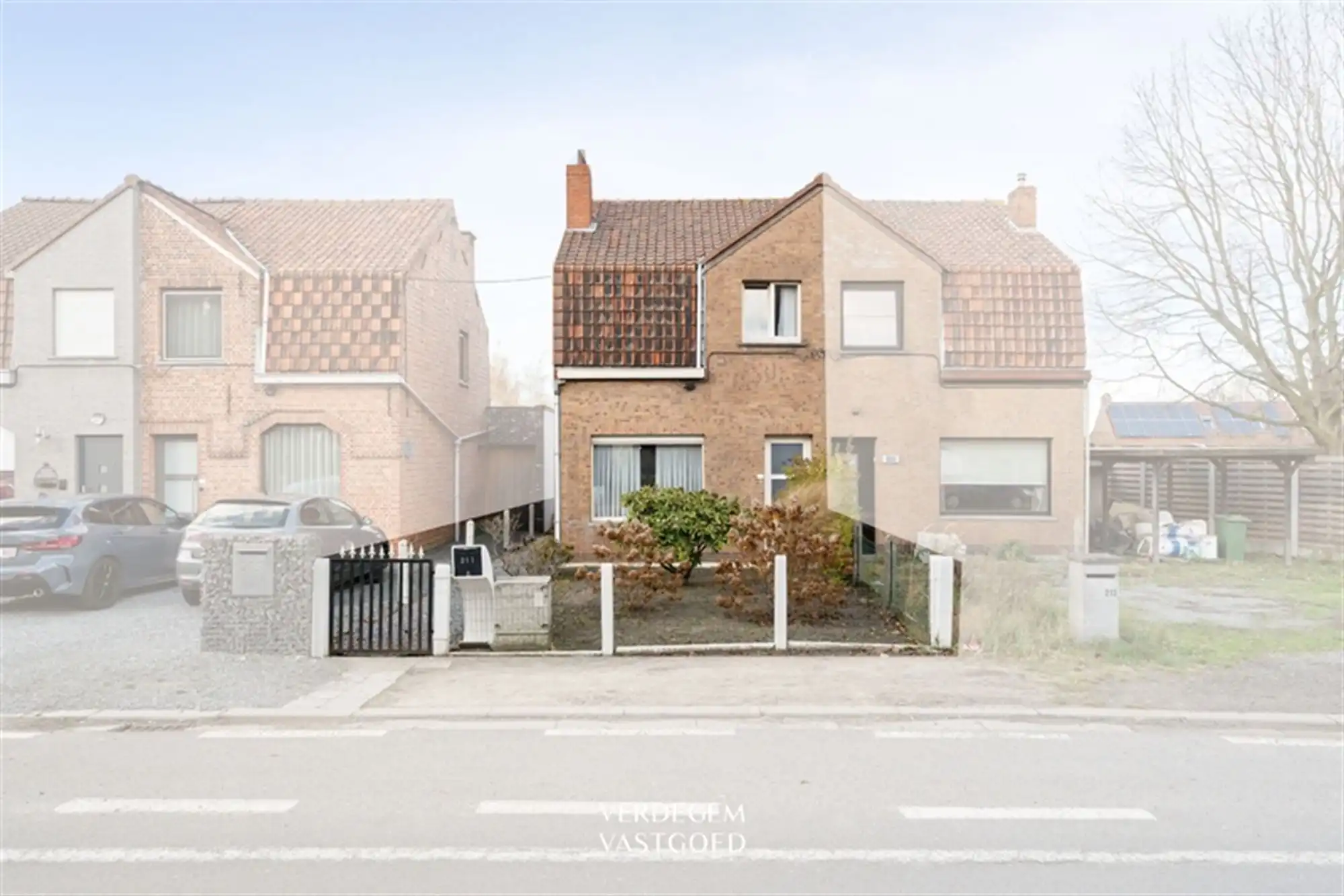 Hoofdfoto van de publicatie: Halfopen woning met 2 slaapkamers, tuin en oprit naar achterliggende garage