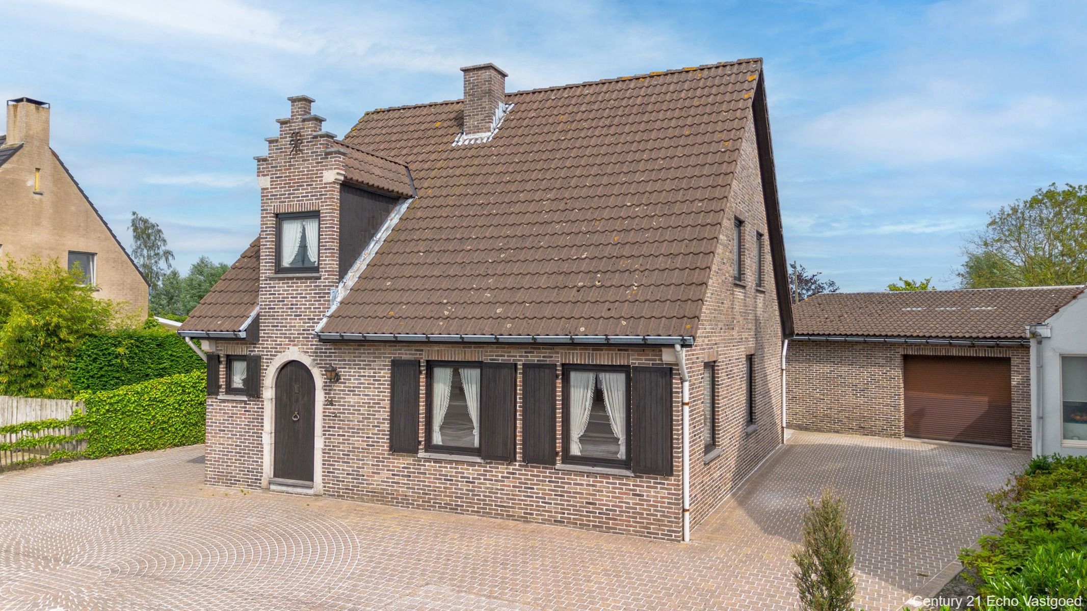 Karakterwoning met hal, garages, parking, tuin op ca 898m² foto 2