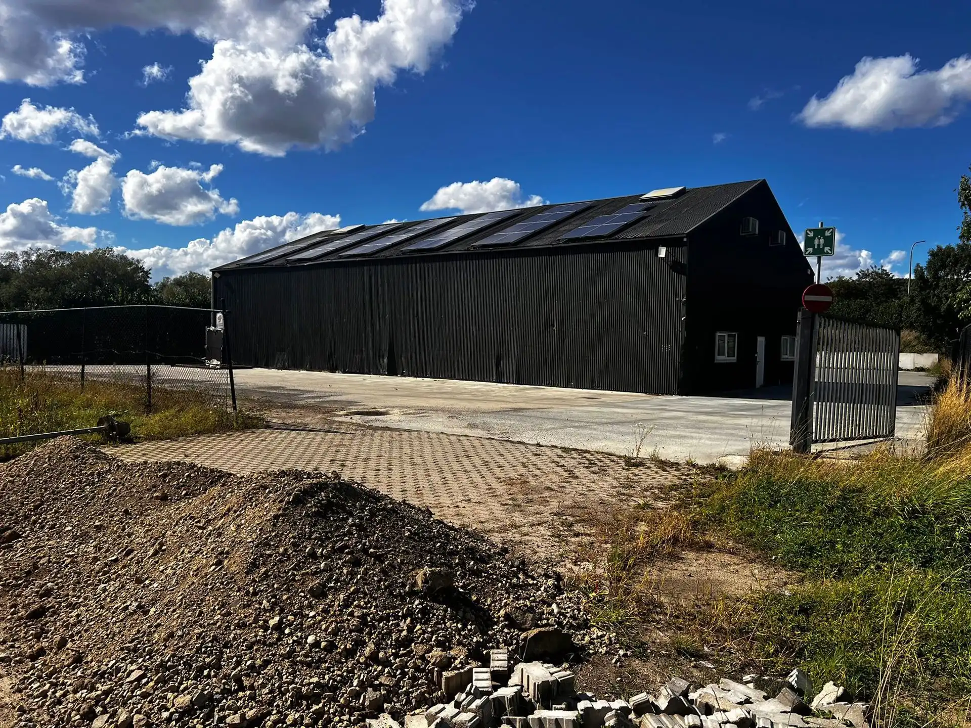 Te Koop Magazijn te Luik foto {{pictureIndex}}