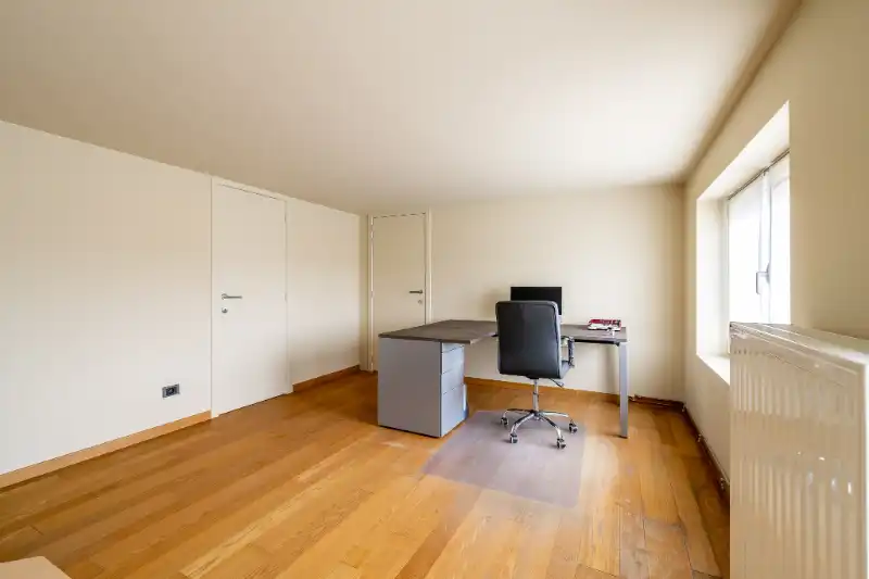 Ruime gezinswoning met handelsruimte en dubbele garage foto 13