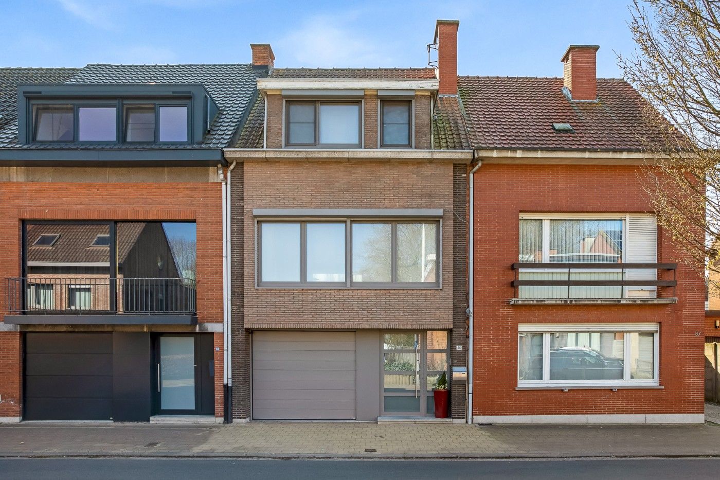 Hoofdfoto van de publicatie: Centraal gelegen, op te frissen woning met 2 à 3 slpk., inpandige garage en tuin
