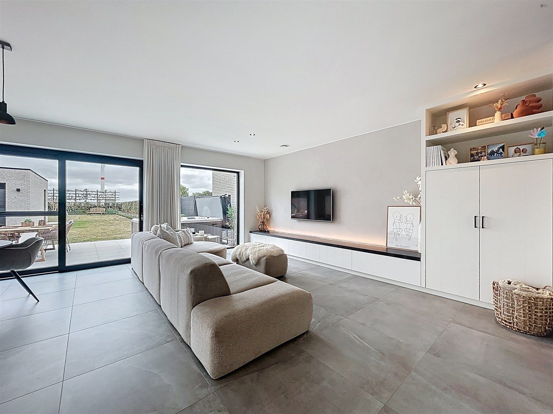 Half open bebouwing met 4 slaapkamers en ruime garage op perceel van 518m² foto 2