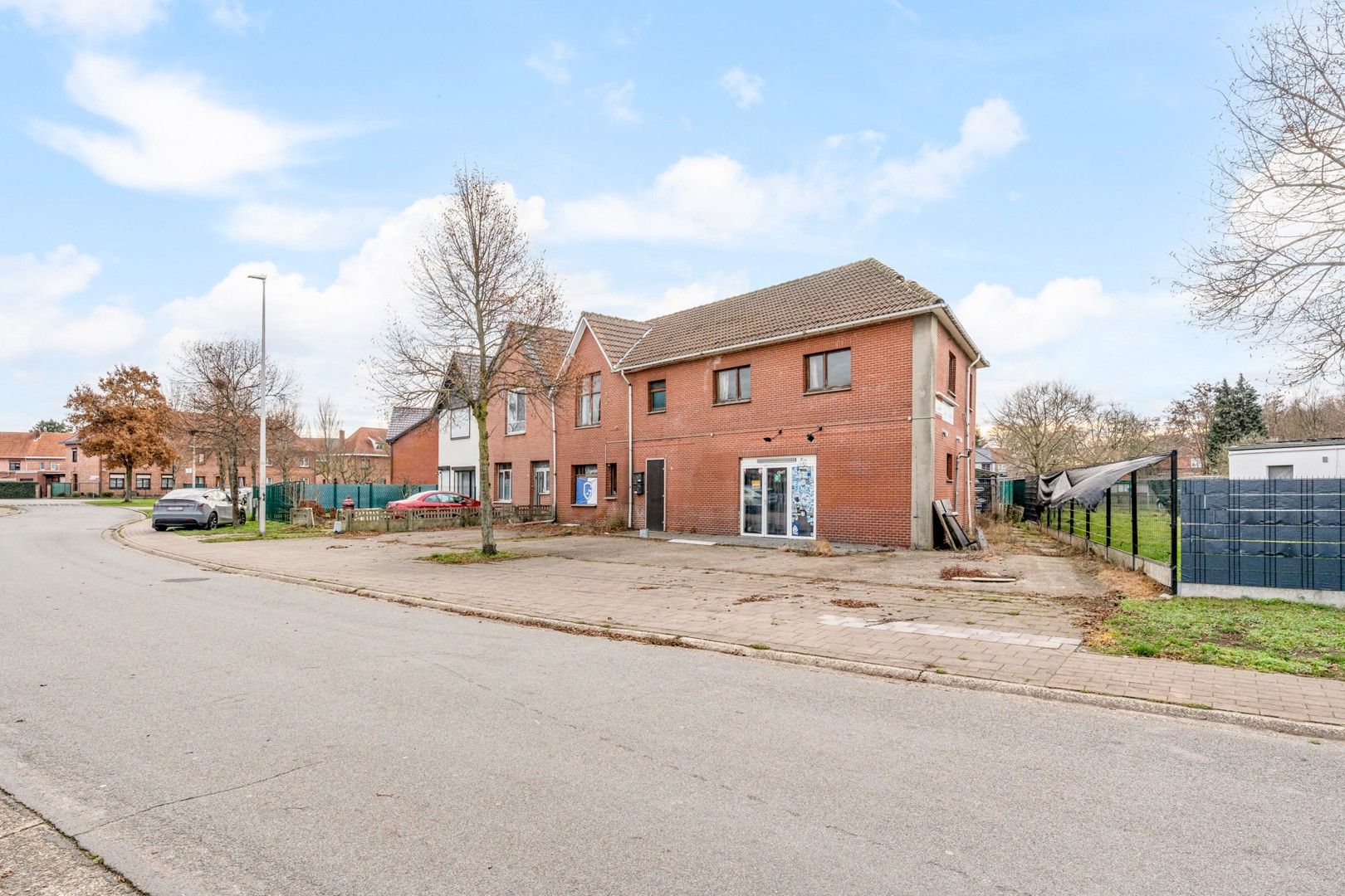 Woning met uitzonderlijk potentieel voor totale renovatie in Genk foto {{pictureIndex}}