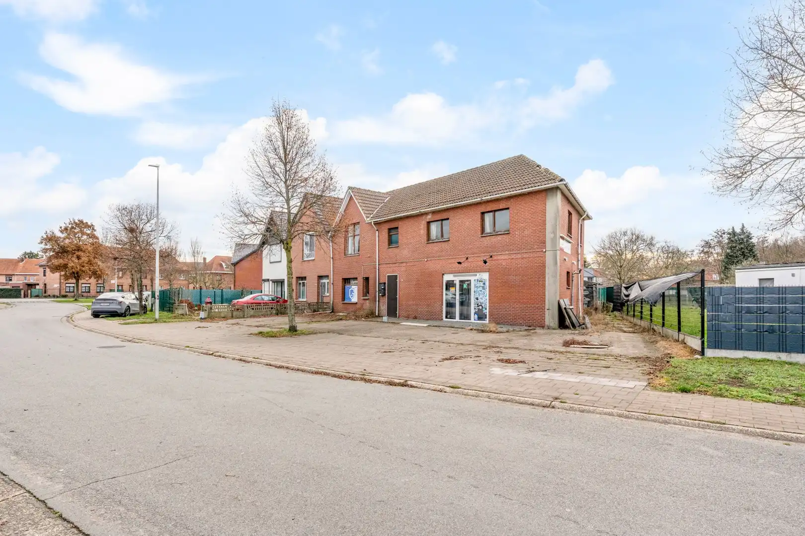 Woning met uitzonderlijk potentieel voor totale renovatie in Genk foto {{pictureIndex}}