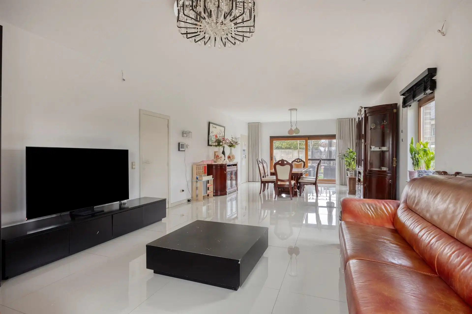 Energiezuinige en ruime villa (322m²) met 6 slaapkamers en 3 badkamers te Veldwezelt (Lanaken) foto 3