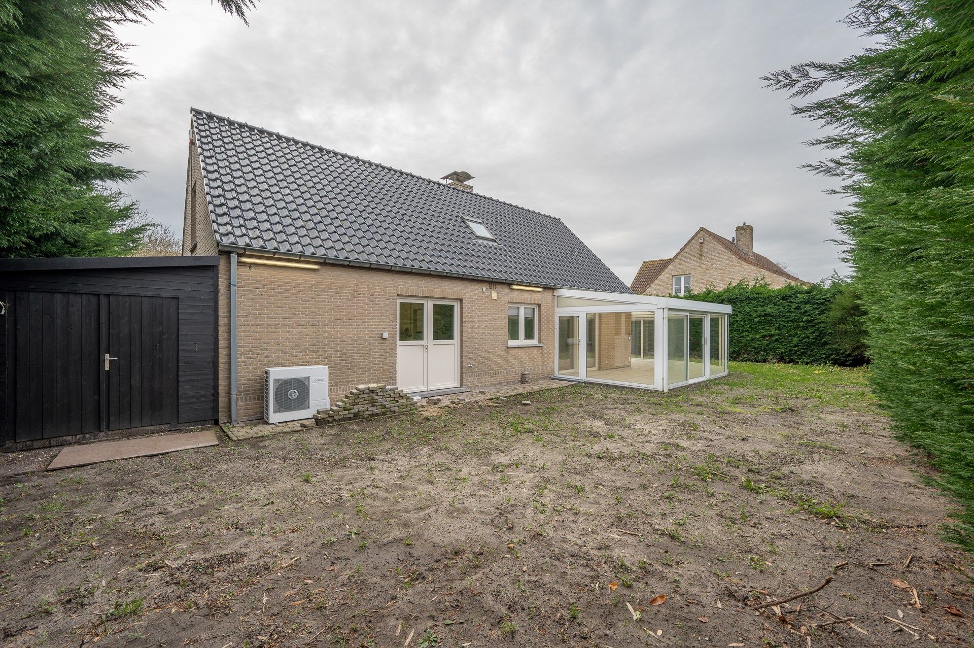 Ruime alleenstaande woning met twee slaapkamers, badkamer en dubbele inpandige garage gelegen in de Asterstraat te Knokke. foto 3