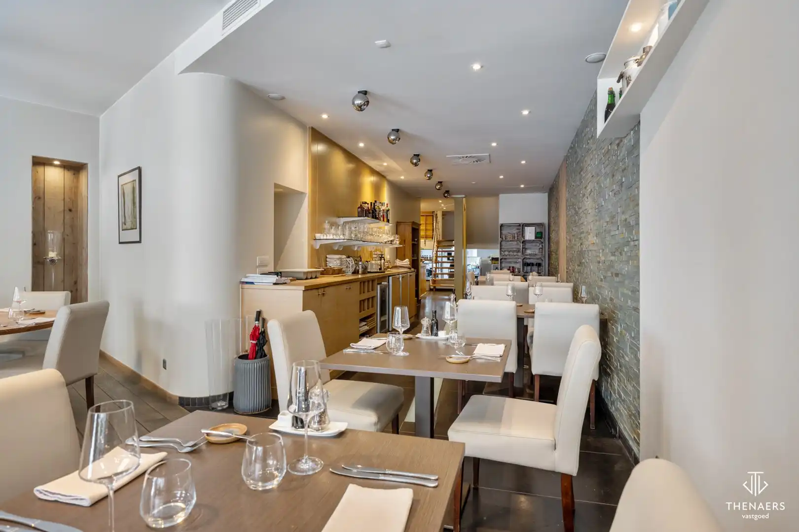Karaktervol handelshuis met restaurant en ruime woonst op topligging in hartje Sint-Truiden. foto 5