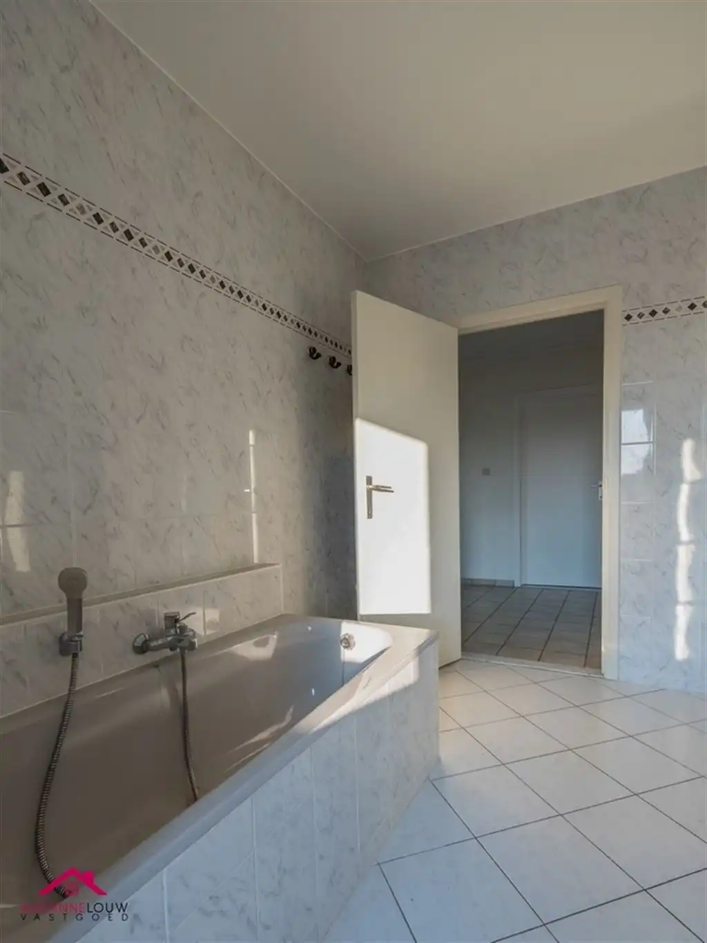 Zeer ruim appartement met 3 slaapkamers foto 23