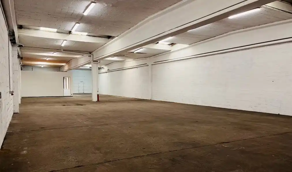 Magazijn met ingericht kantoor te huur in het industriepark te Malle foto 3