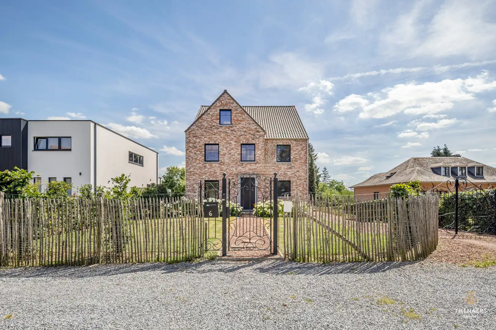 Exclusieve en bijzonder energiezuinige woning met 332 m² woonoppervlakte, vier autostaanplaatsen en verwarmd zwembad. foto 5
