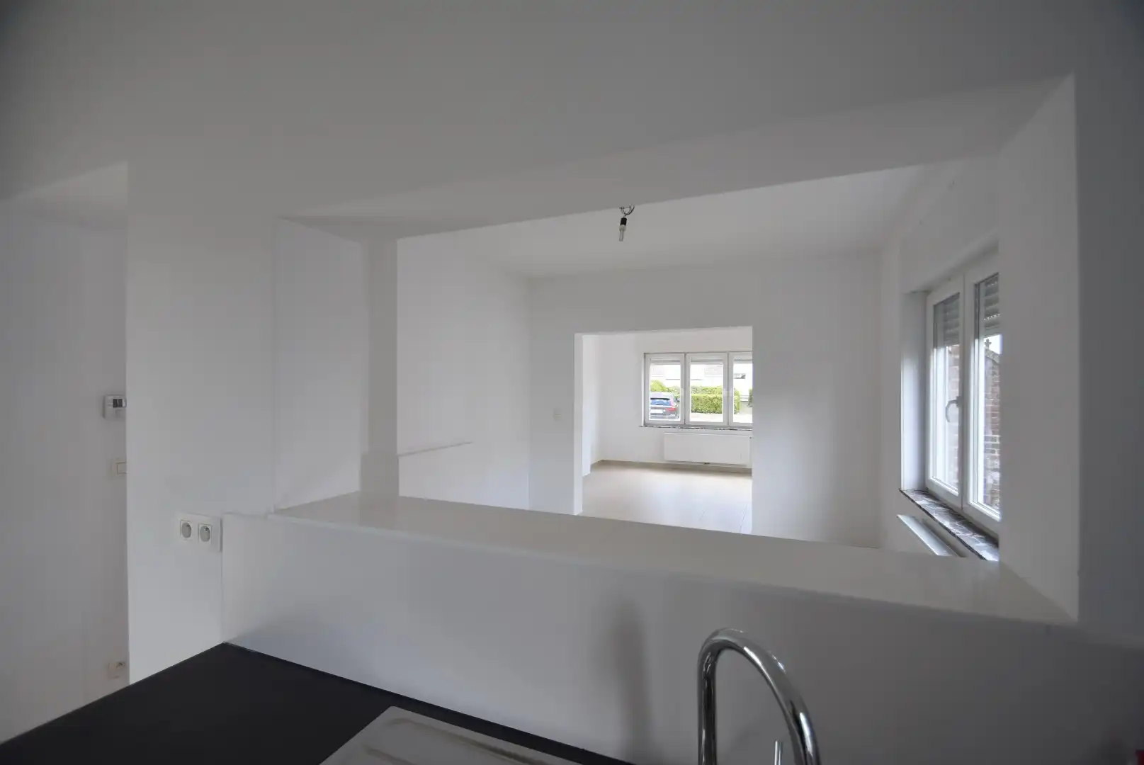 Fris en luchtig gerenoveerde woning met drie slaapkamers, terras, en garage, inbegrepen de stroom via zonnepalen.  foto 17