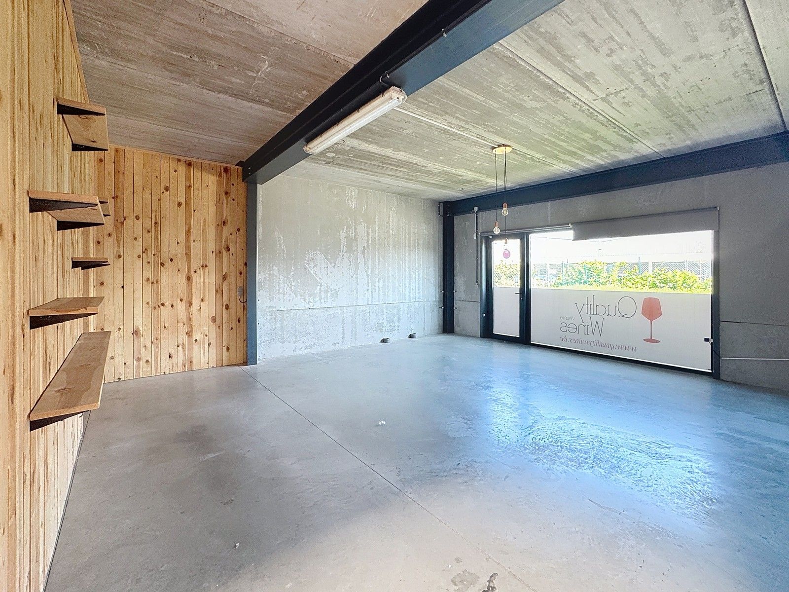 Instapklaar MAGAZIJN (260m²) met kantoor en mezzanine (130m²) te huur op industriezone te Veurne! foto 6