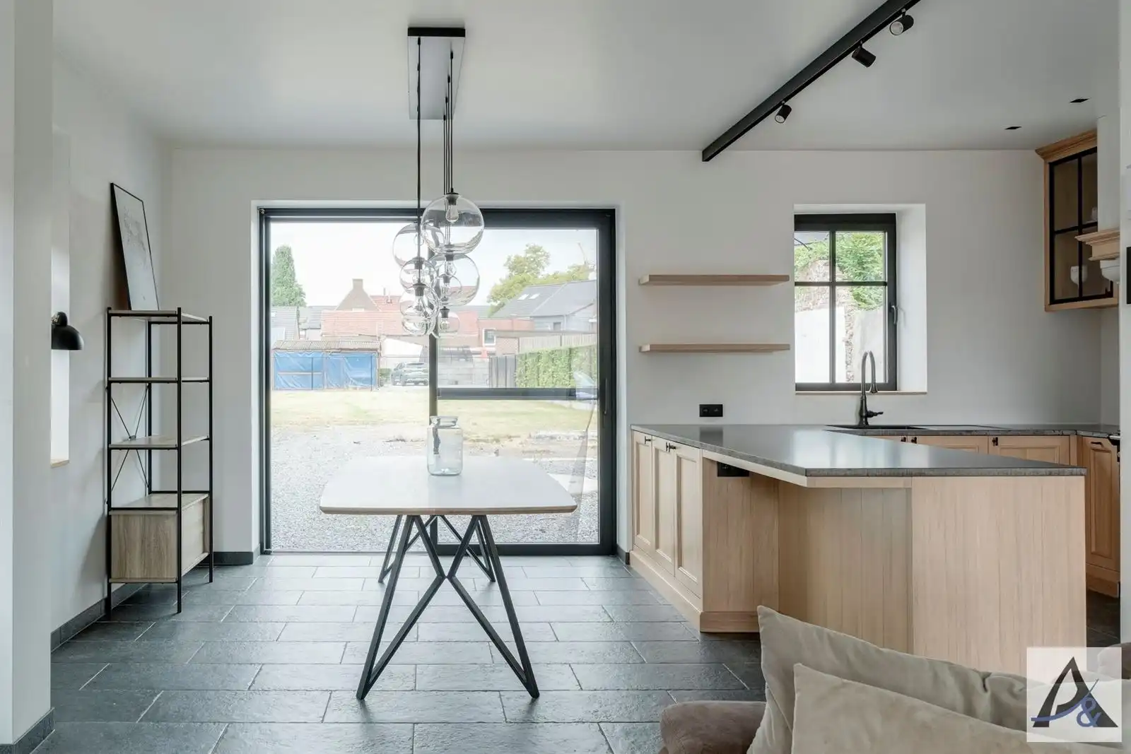 Totaal gerenoveerde, instapklare gezinswoning te koop in het hart van Munsterbilzen! foto 11