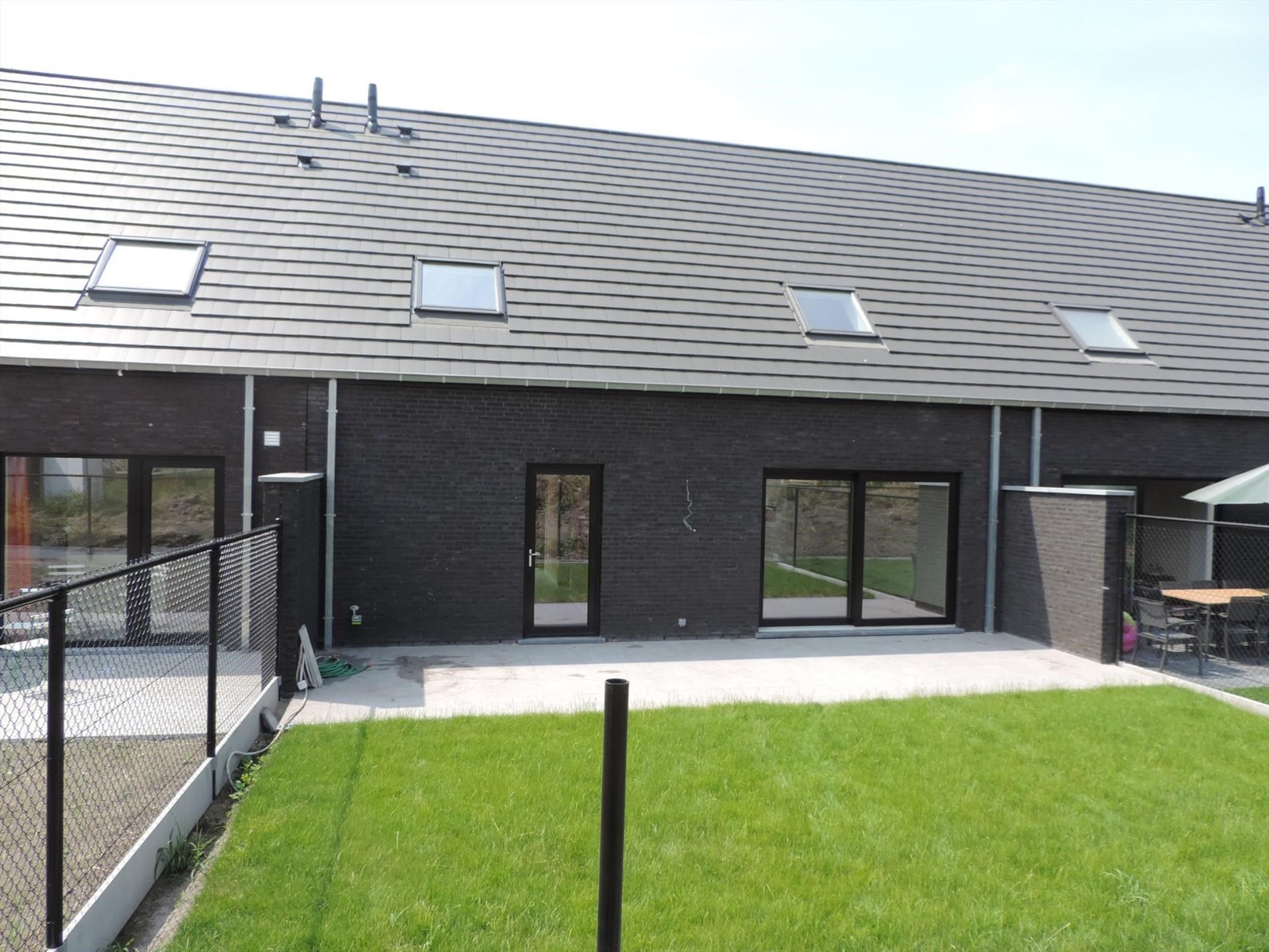 Recente woning met  3 slaapkamers, tuin en garage foto 4