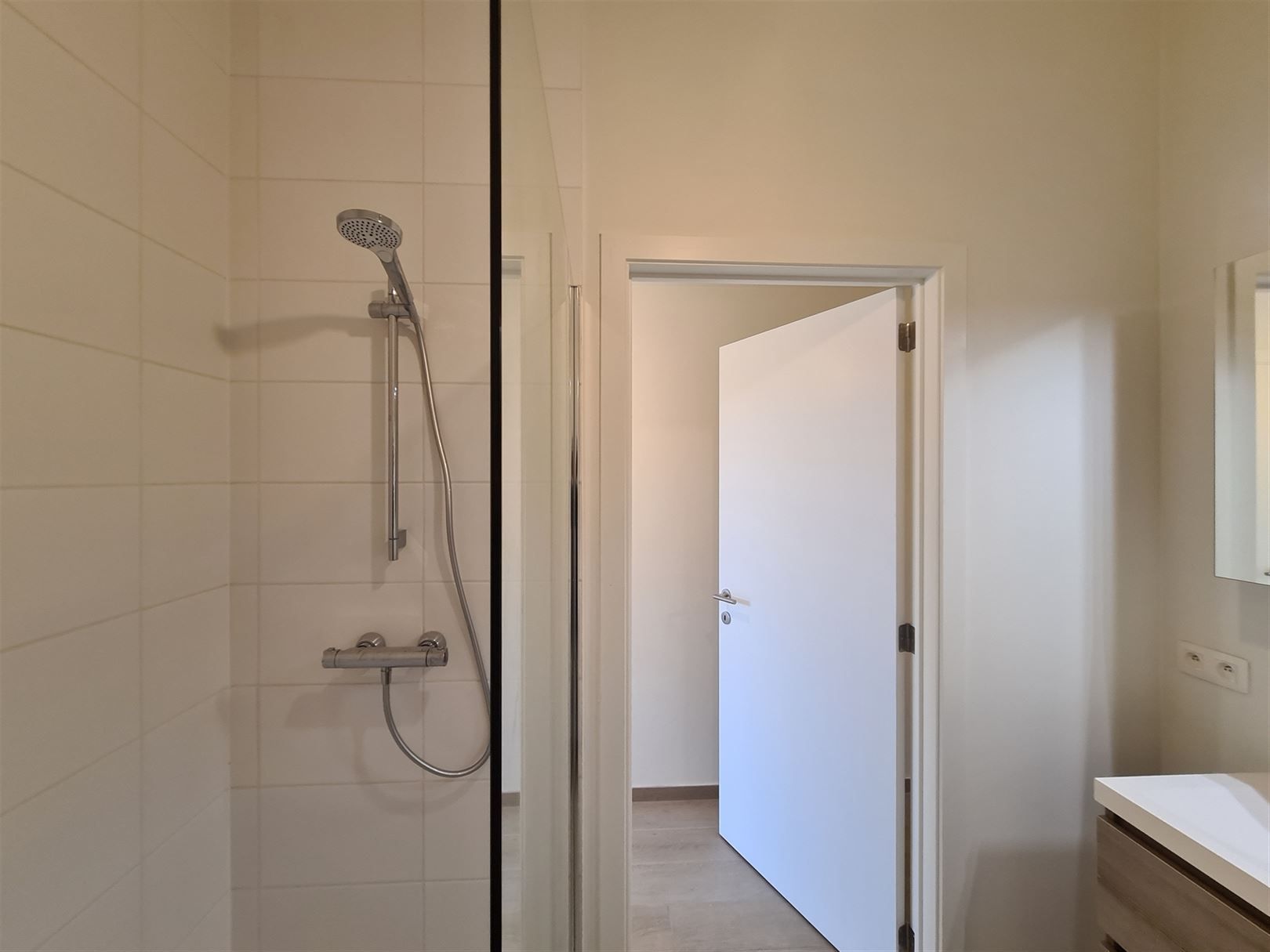Licht nieuwbouw appartement in toffe wijk foto 8