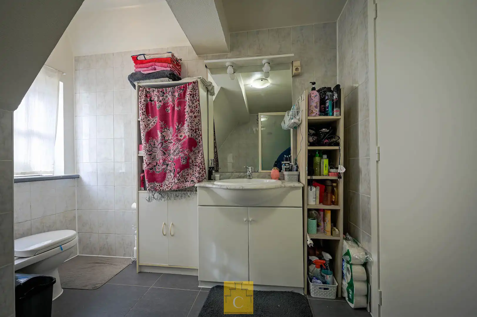 Brugs huis in de schaduw van Jeruzalemkerk, authentieke 16e-17e eeuwse gevel foto 17