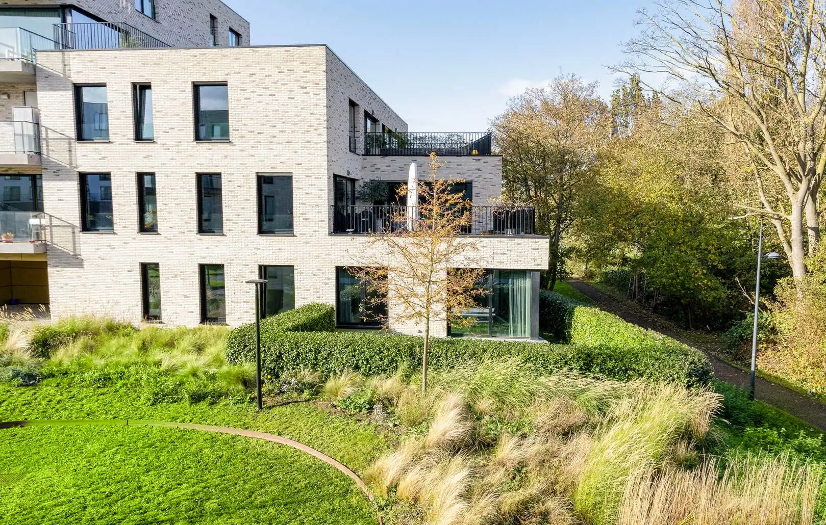 3- slaapkamer appartement gelegen te midden van het groen met privatieve tuin. foto 4