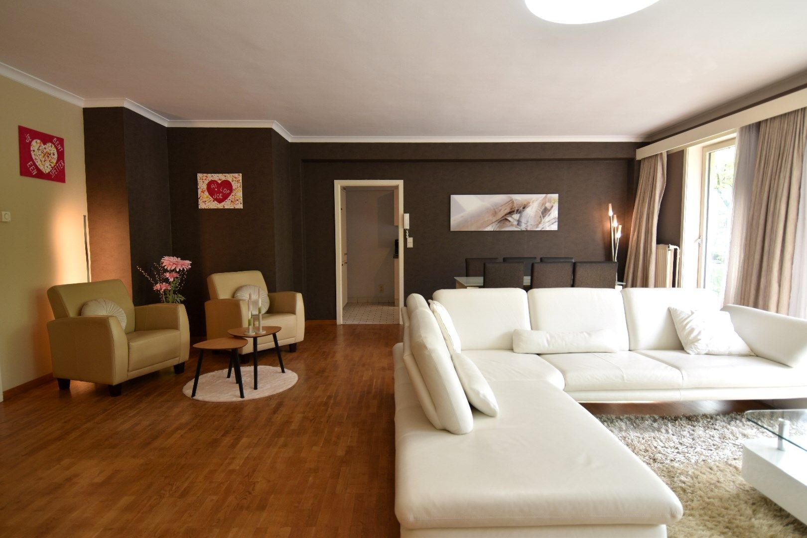 Instapklaar appartement met 2 slaapkamers, 2 terrassen en ruime kelderberging te koop centrum-Kortrijk foto 4