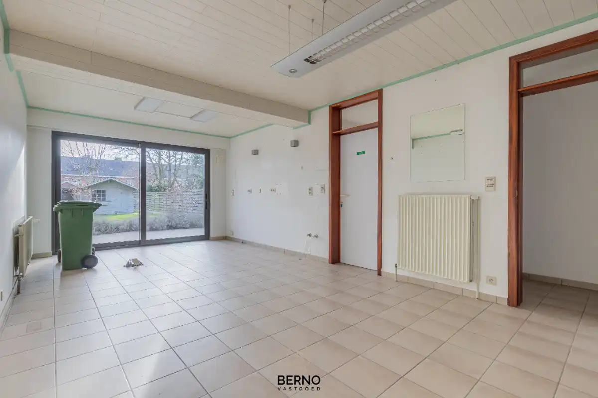 Building met praktijkruimte en 2 appartementen op commerciële locatie foto 4