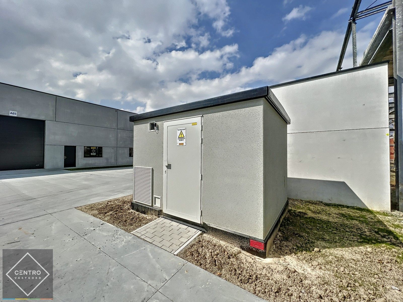 Kwalitatief en goed geïsoleerd NB MAGAZIJN (225m2), voorzien van elektrische sectionaalpoort, deur, raam (voor kantoor) en 2 private parkeerplaatsen op industriezone te Waregem. foto 13