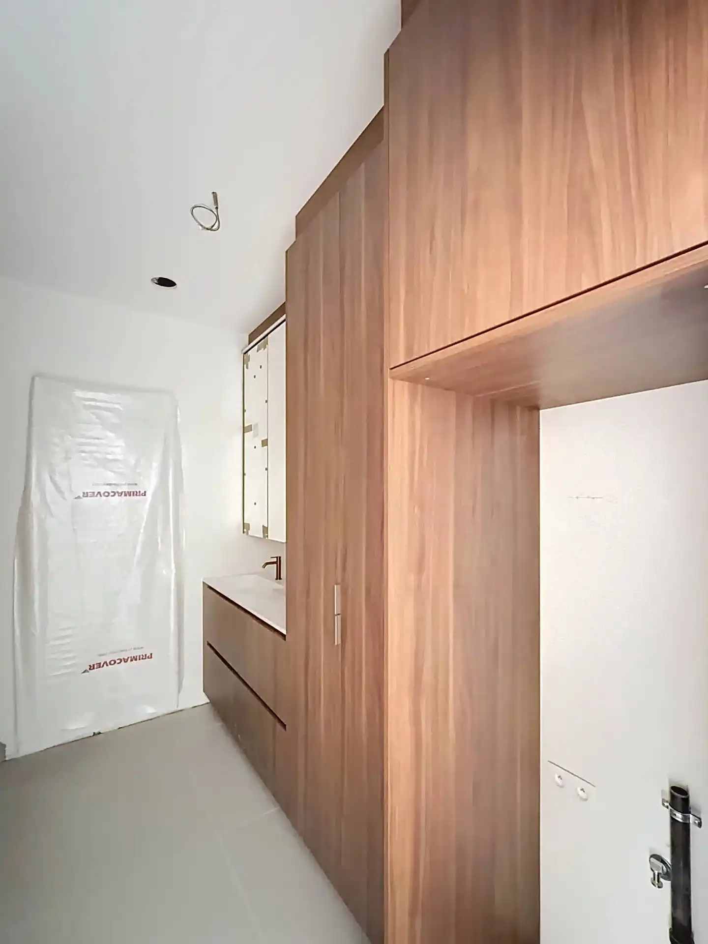 Luxueus en modern afgewerkt gelijkvloers appartement met tuin, 1 slaapkamer en 2 staanplaatsen. foto 15