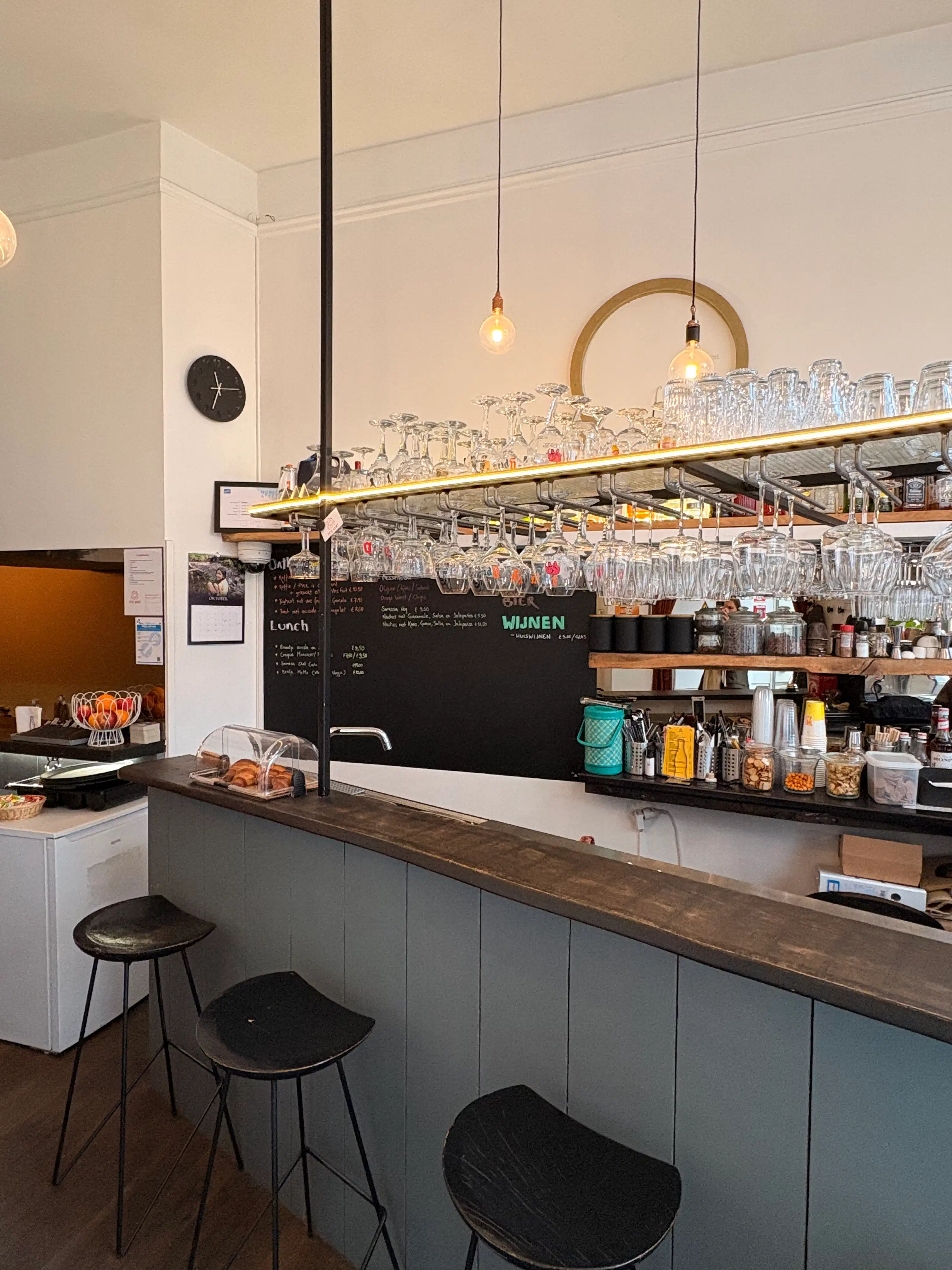 Handelspand met drie studio’s te koop op topligging in Gent foto 3