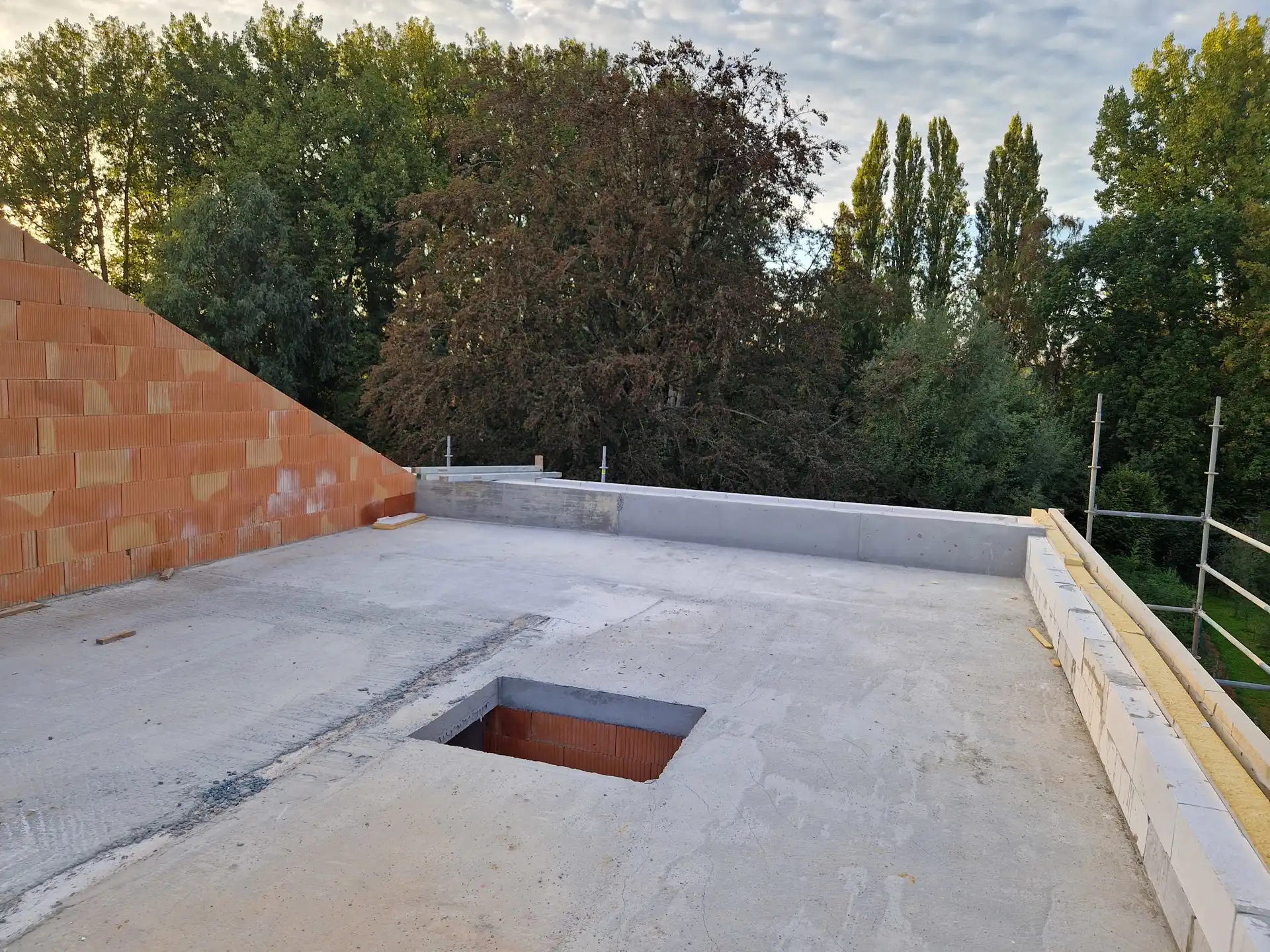 HALFOPEN NIEUWBOUWWONING MET 4 SLAAPKAMERS EN GARAGE foto 14