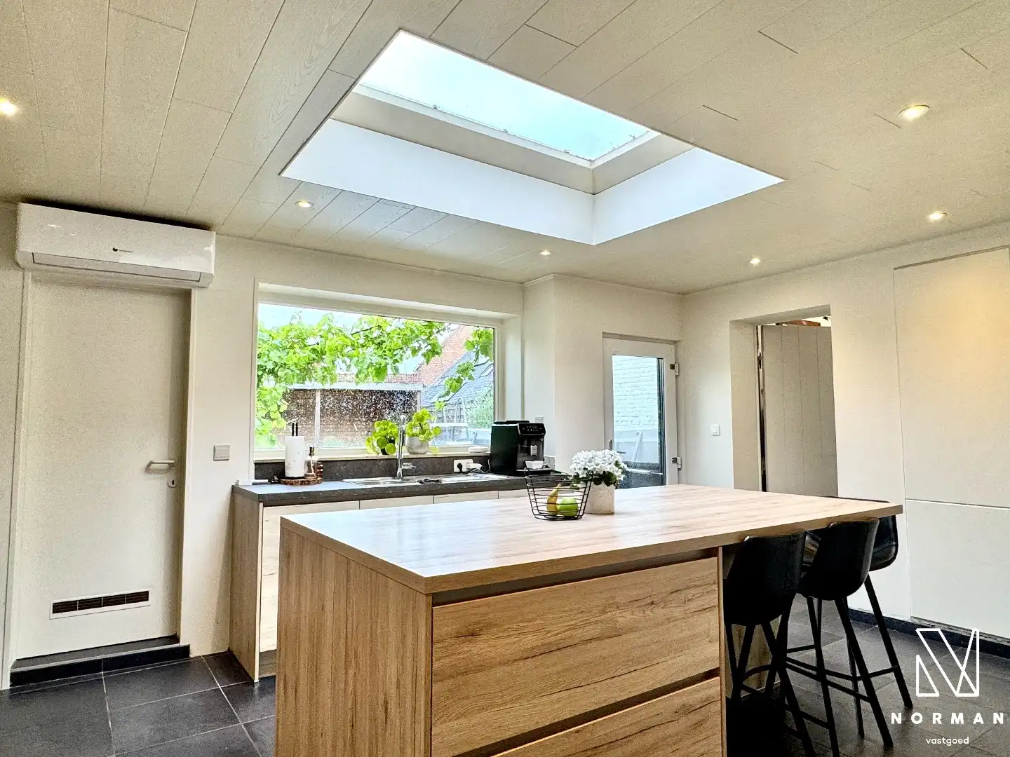 Hoofdfoto van de publicatie: Woning met 4 slaapkamers, tuin en garage te koop in centrum Kuurne!