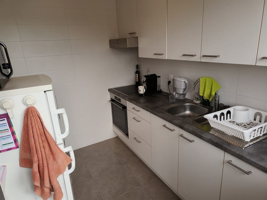 Goedgelegen en volledig vernieuwd appartement foto 8