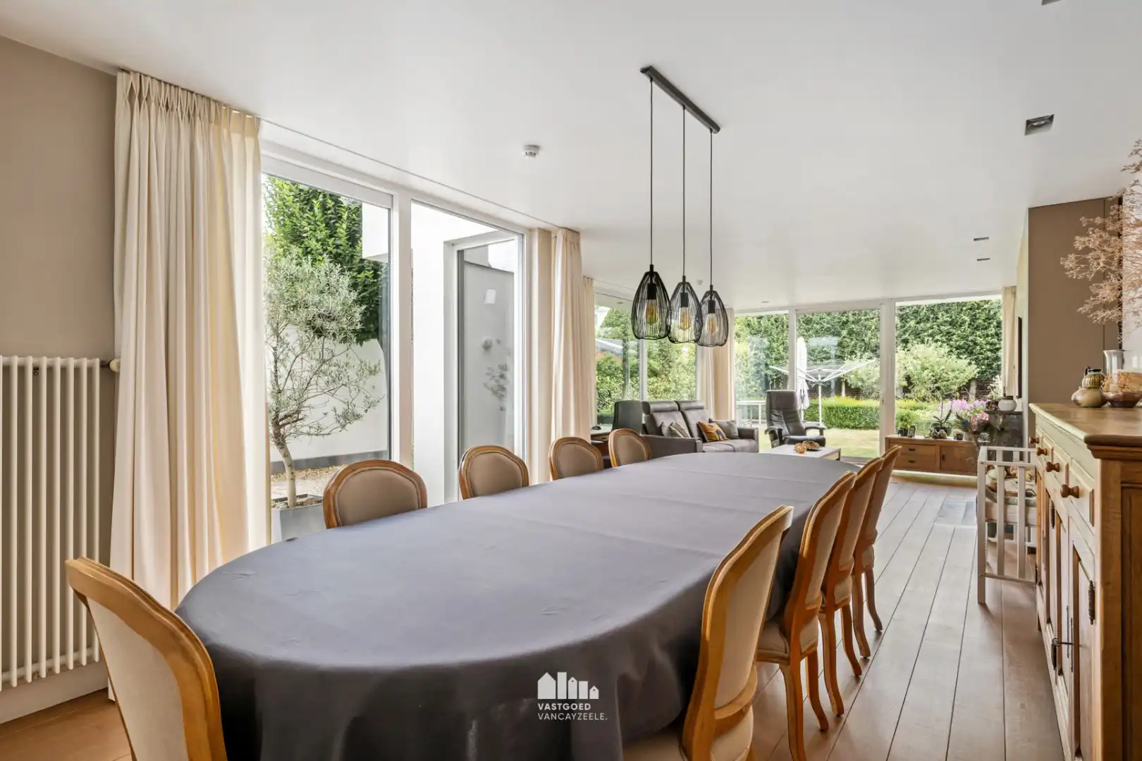 Exclusief en karaktervol herenhuis met 6 slaapkamers, inpandige garage en zonnige stadstuin in hartje Ieper foto 5