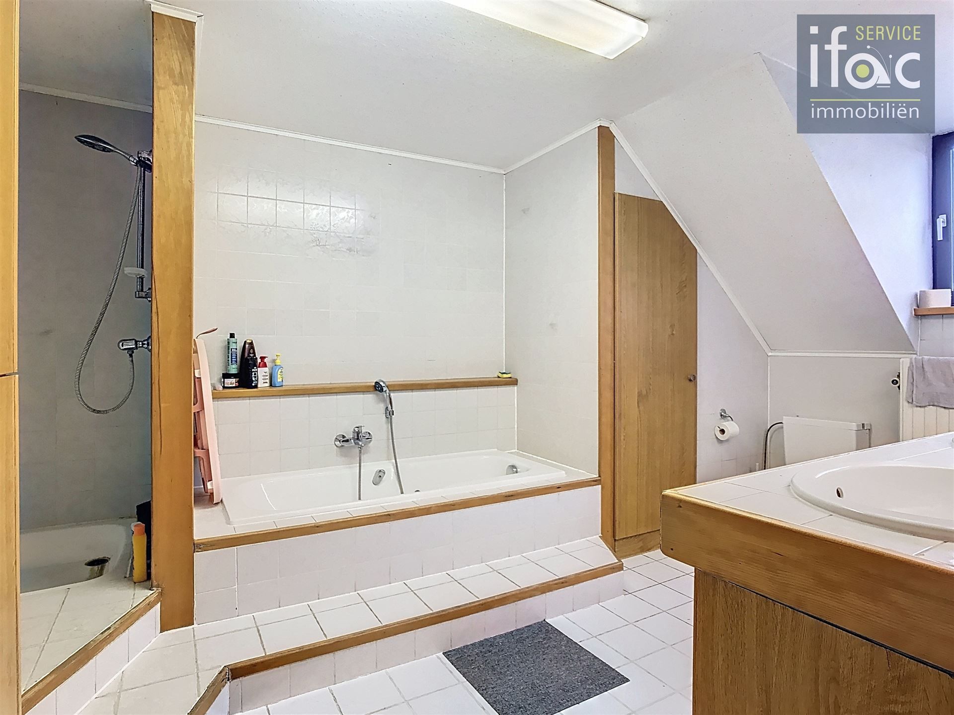 Huis met 4 slpks, 2 badk., tuin en garage foto 14