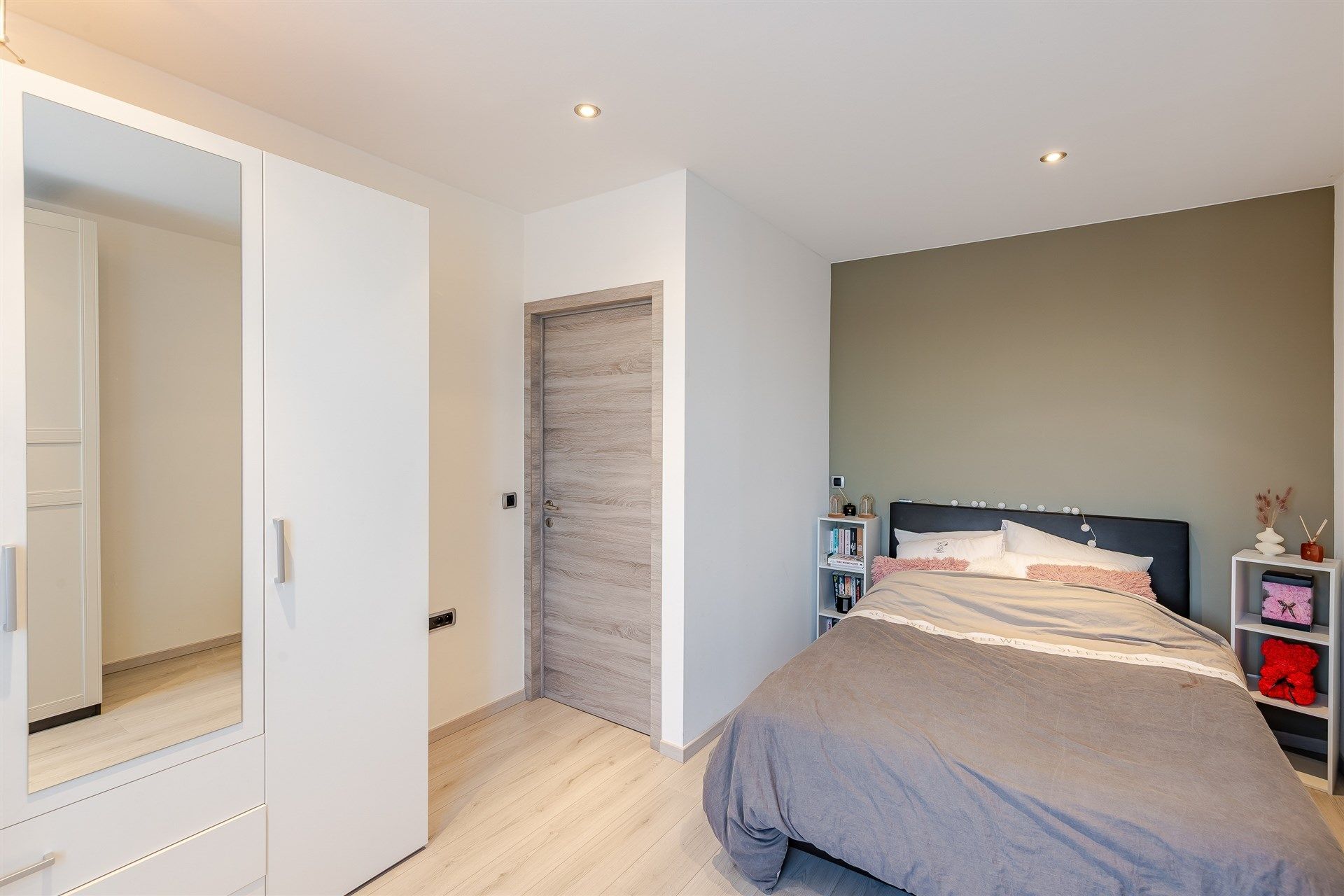 Uitstekend gerenoveerde woning met tuin en parkeerplaats foto 14