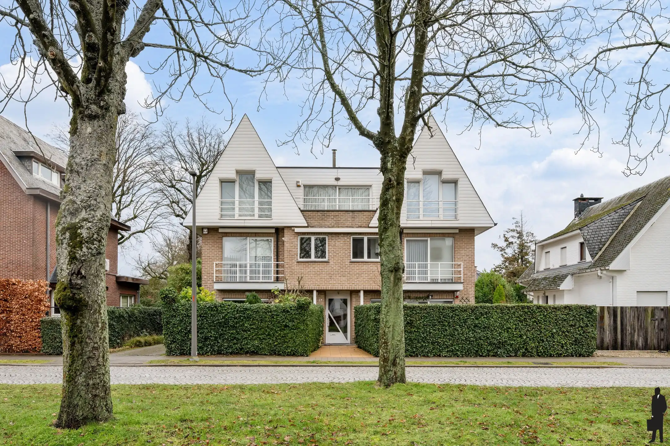 Ruim villa-appartement met 4 slaapkamers & garage foto 2