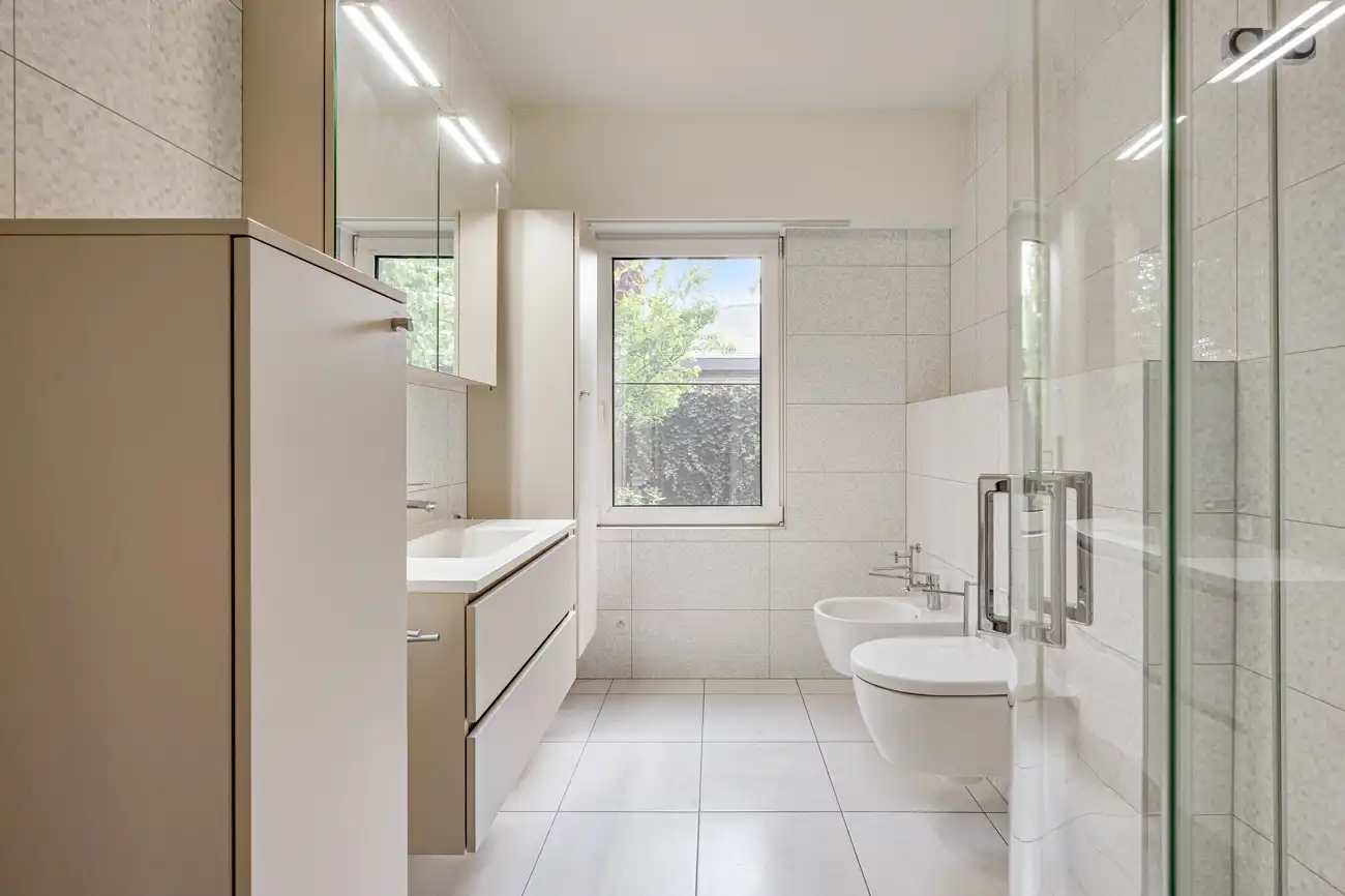Ruime en degelijke open woning met inpandige garage en gezellige zuidwest georiënteerde tuin op een rustige locatie nabij het centrum van Lochristi! foto 14