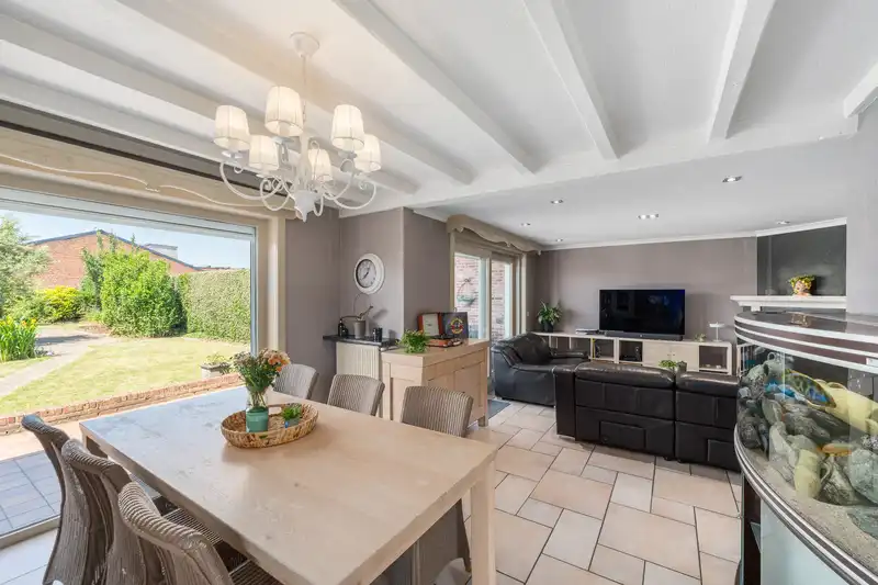 Instapklare gezinswoning met 4 slaapkamers en dubbele garage foto 7