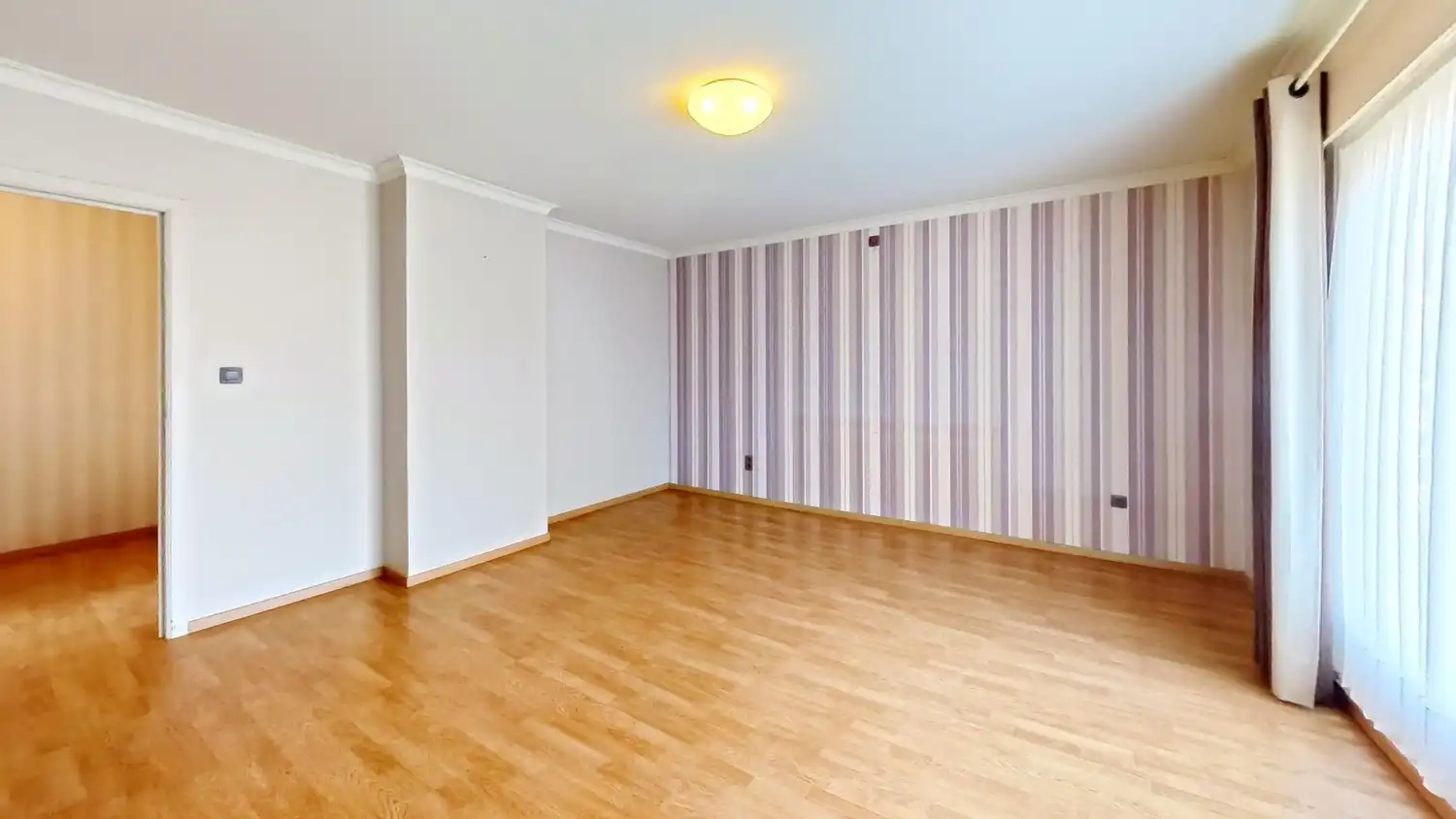 Ruime halfopen woning met garage te koop! foto 12