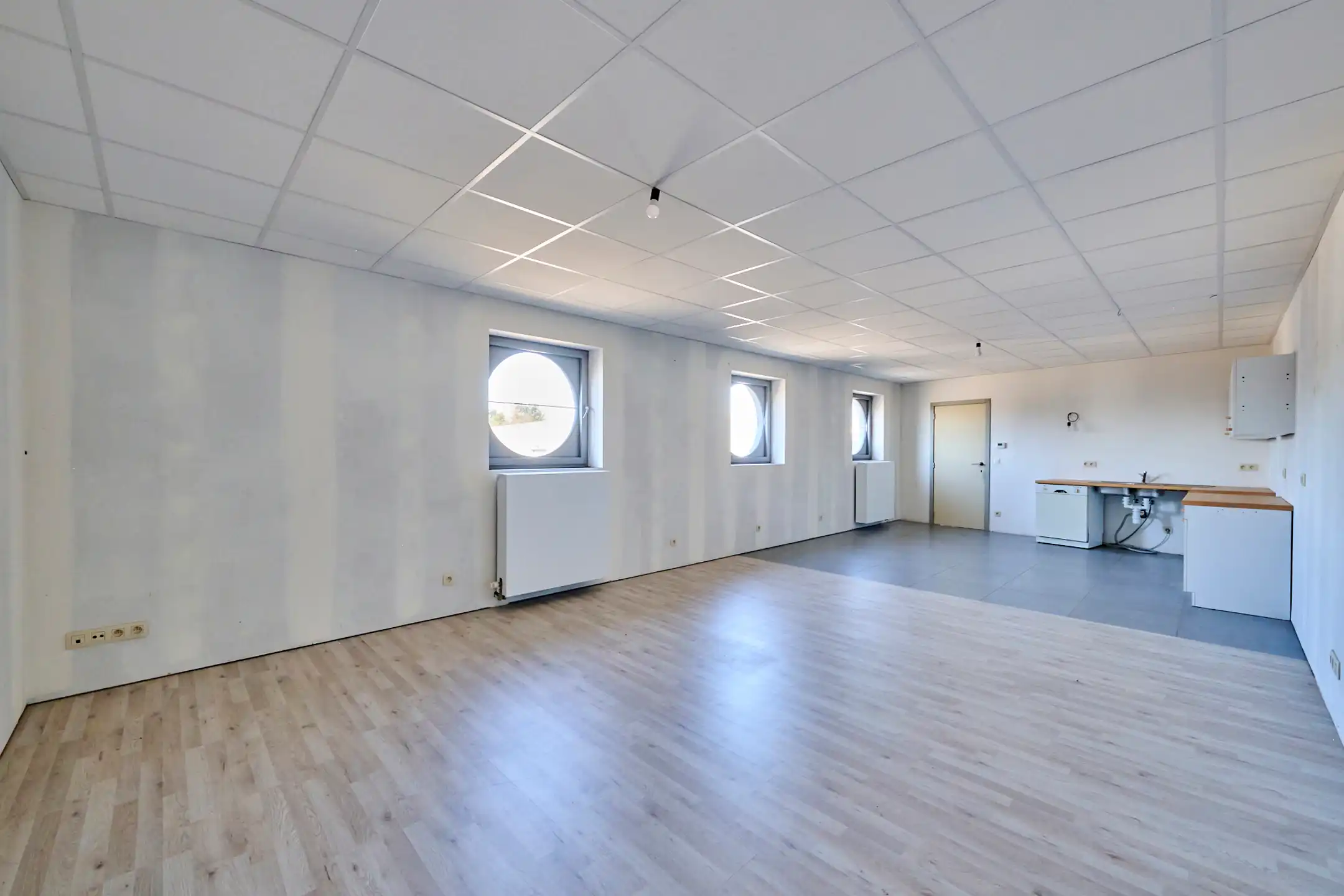 MULTIFUNCTIONEEL BEDRIJFSGEBOUW MET APPARTEMENT EN BUITENTERREIN foto 14