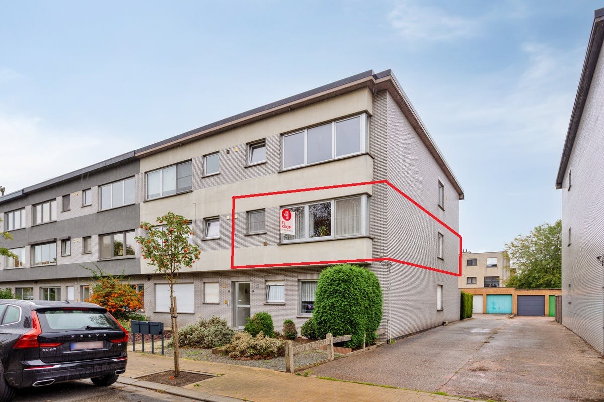 Appartement met 2  a 3slaapkamers en garage te koop in Hoevenen! foto {{pictureIndex}}