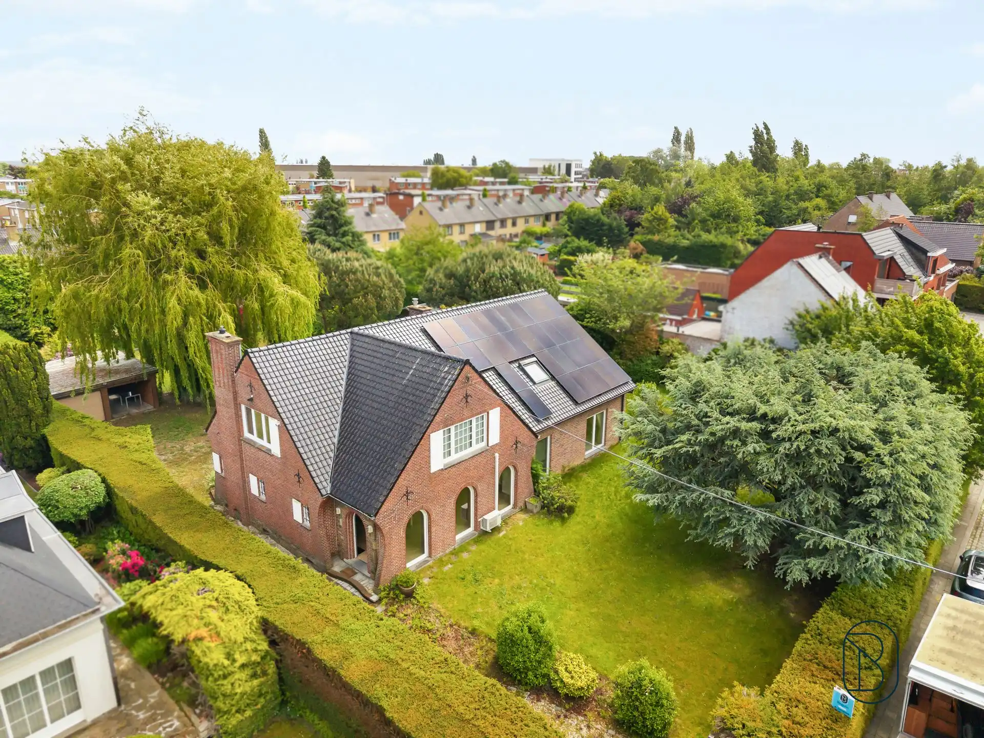 Grote degelijke villa met zonnepanelen en prachtige tuin. foto 6