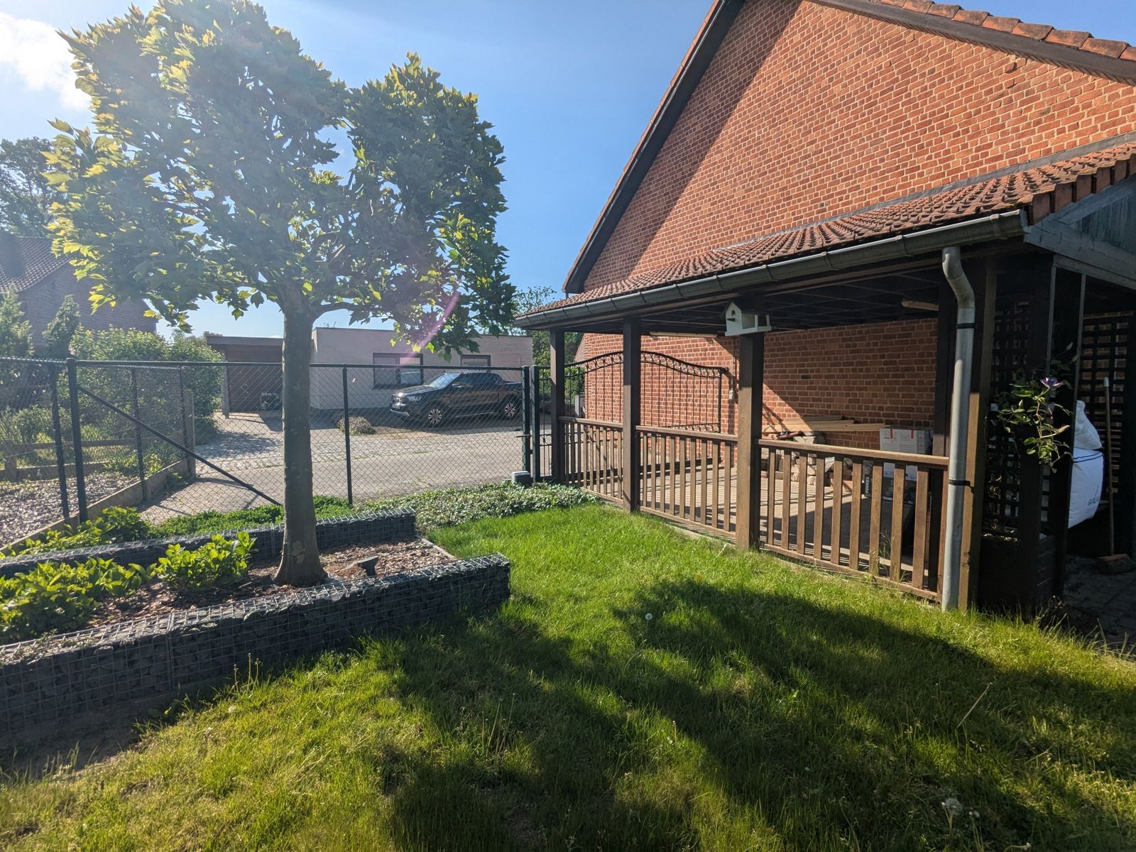 Ruime hoeve met mooie tuin + veel parking in rustig straatje foto 30