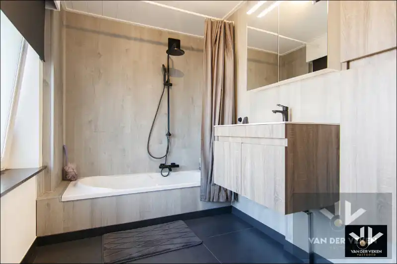 VOLLEDIG GERENOVEERDE, INSTAPKLARE GEZINSWONING foto 19