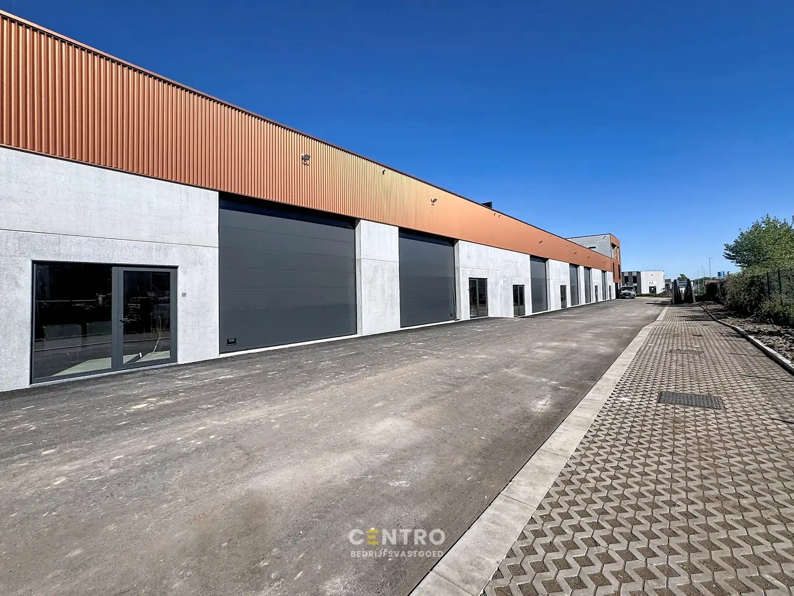 NB MAGAZIJN (203m²) inclusief 1 private PARKEERPLAATS op industriezone "Schatting" te Zedelgem foto {{pictureIndex}}
