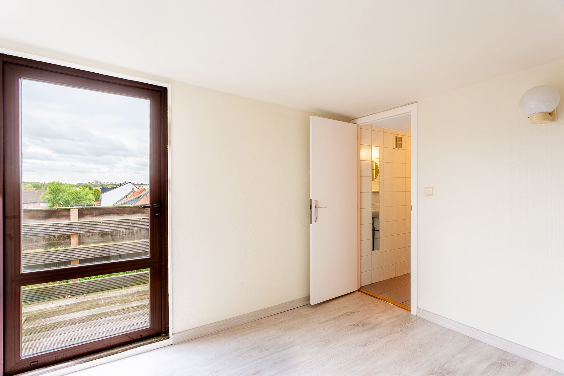 Ruime en lichtrijke woning met garage te Edegem foto 19