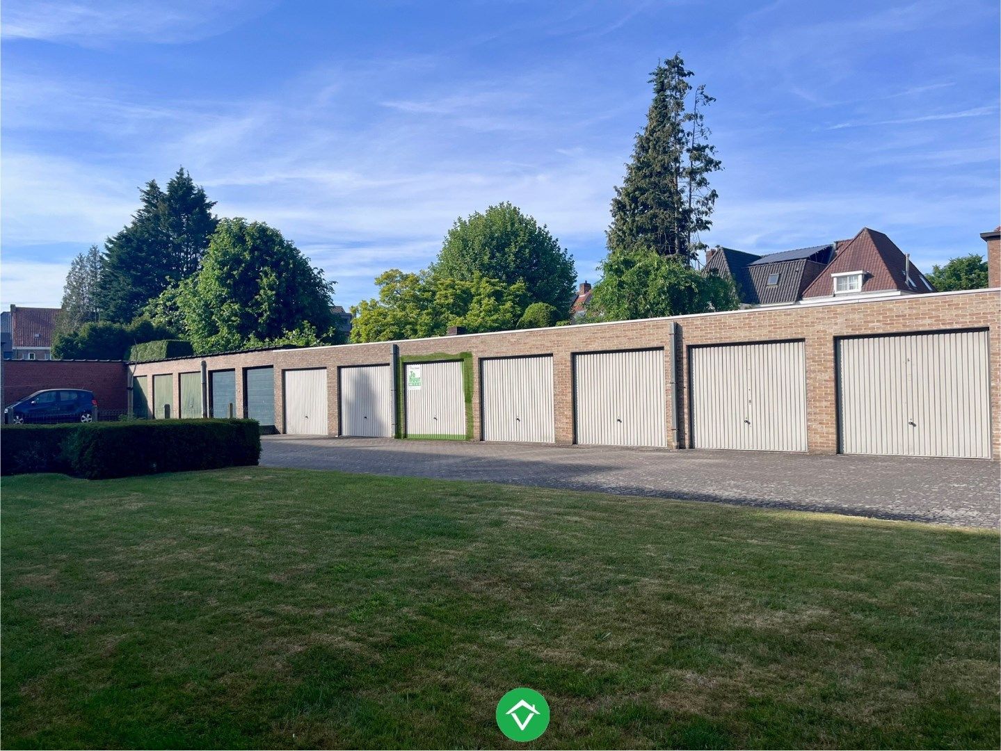 Gesloten garagebox met metalen kantelpoort, in Res. Guldaldis, op Kristus-Koning foto 4