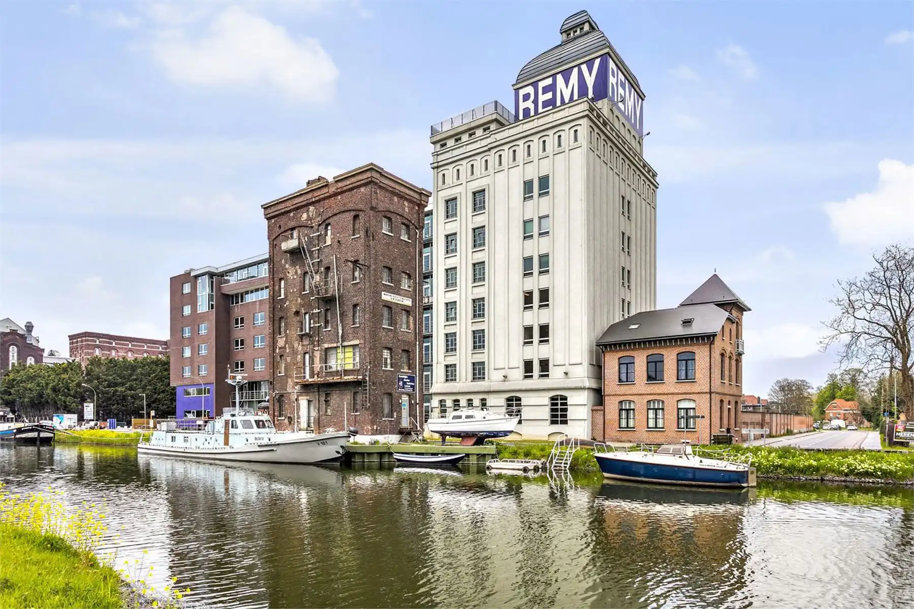 Volledige kantoorverdieping (± 867 m²) en 22 parkings foto {{pictureIndex}}