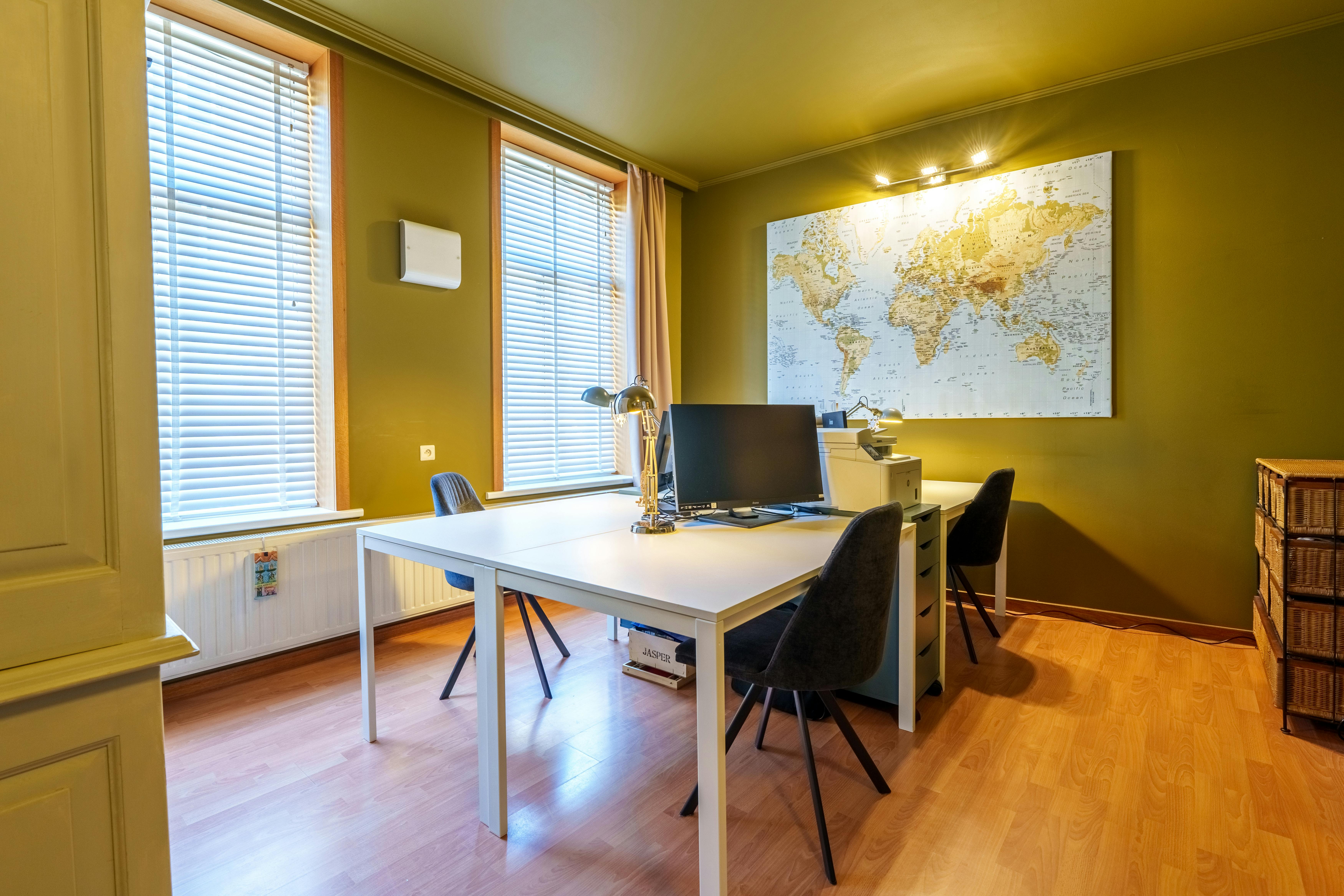 Uniek herenhuis in hartje Ieper met 8 slaapkamers en 7 badkamers  foto 12