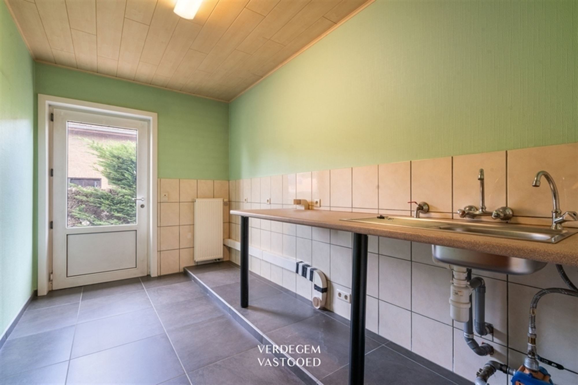 Bungalow met 4 slaapkamers en 2 garages op perceel van 1.029m² foto 13