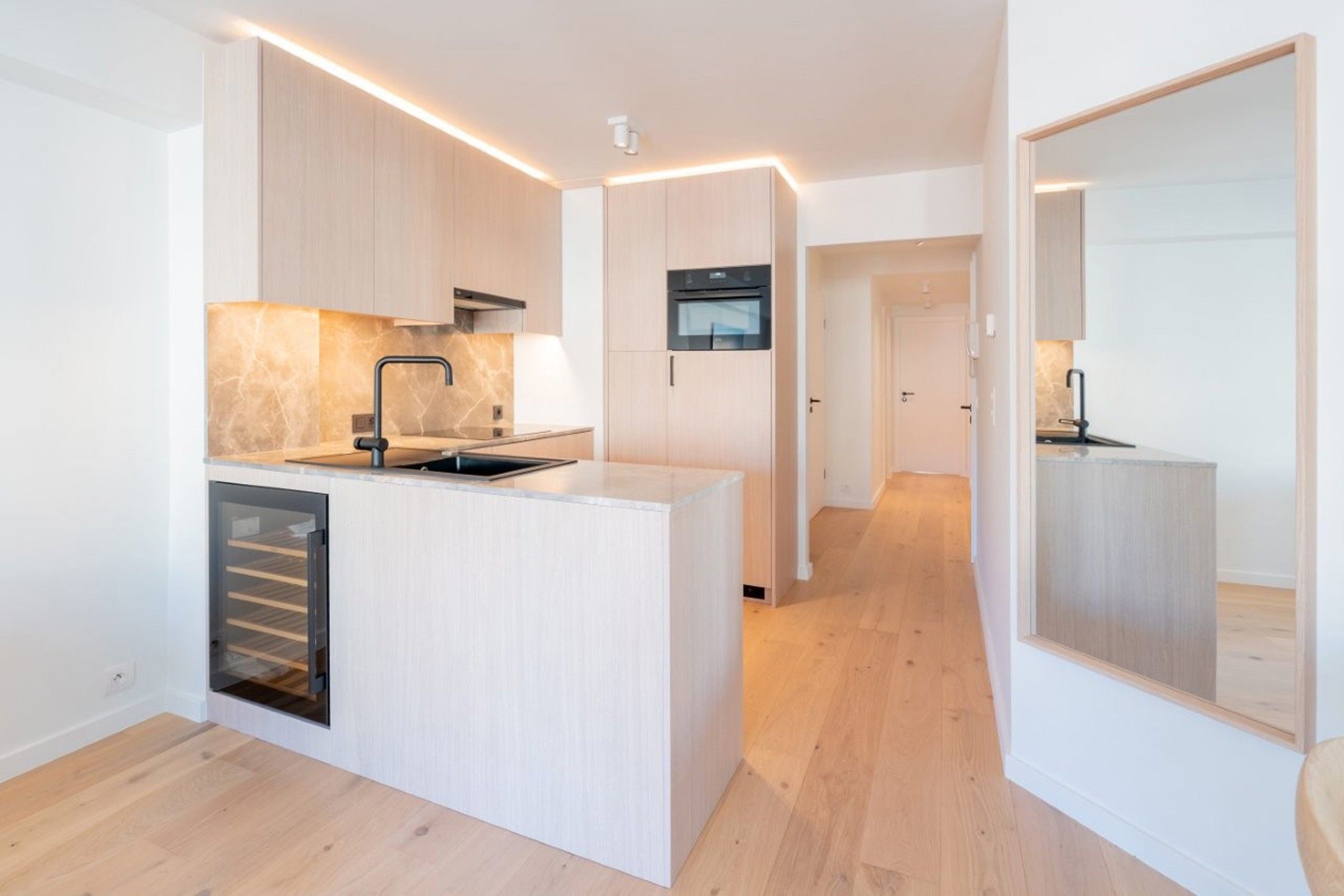 Stijlvol vakantieappartement met Terras, centraal gelegen {Lippenslaan]. foto 9