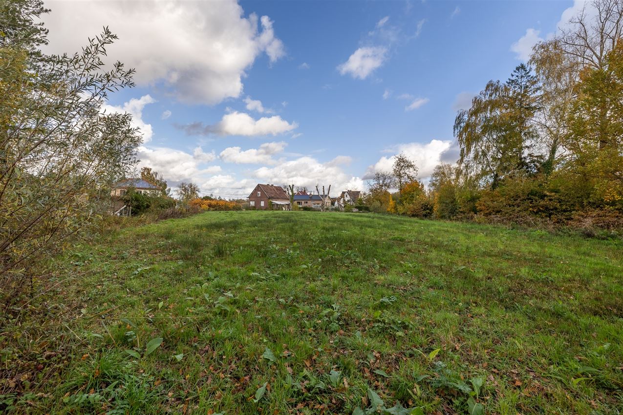 Uniek perceel van 50a33ca met af te breken woning aan agrarisch gebied foto 12